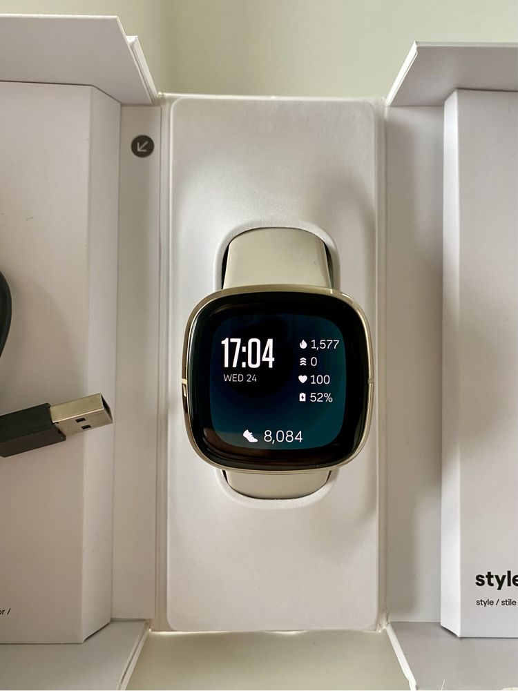 Smartwatch Fitbit Sense z ładowarką i nieużywaną opaską