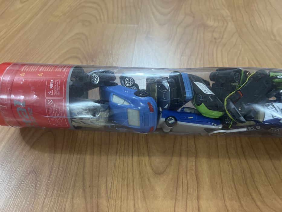Tubo com + de 30 Carrinhos Metálicos e Monster Trucks