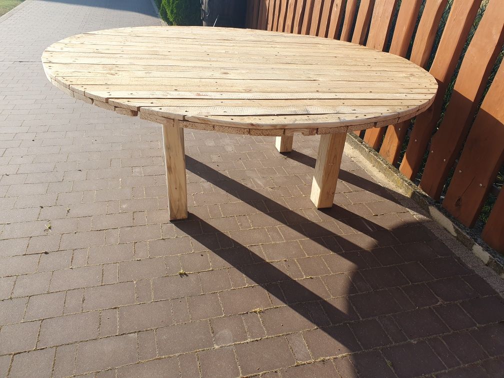 Stół ogrodowy drewniany