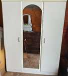 Guarda-roupa 3 portas com espelho central