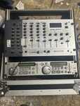 Skrzynia RACK z oddtwarzaczem i mixerem