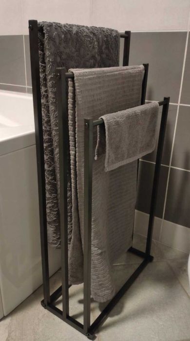 Wolnostojący stojak na ręczniki z metalu -
industrialny styl