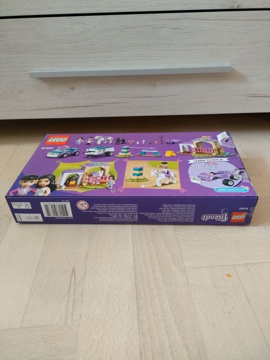 Zestaw LEGO Friends 41441 Szkółka jeździecka i przyczepa dla konia