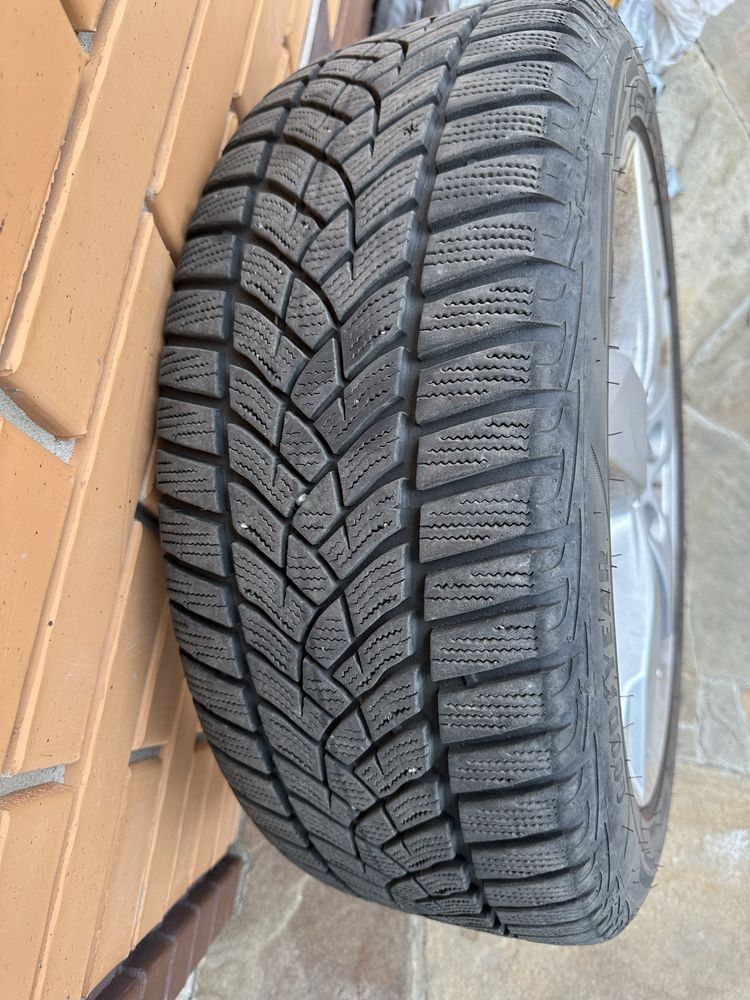 Зимові шини Goodyear 215/50 R17 на дисках