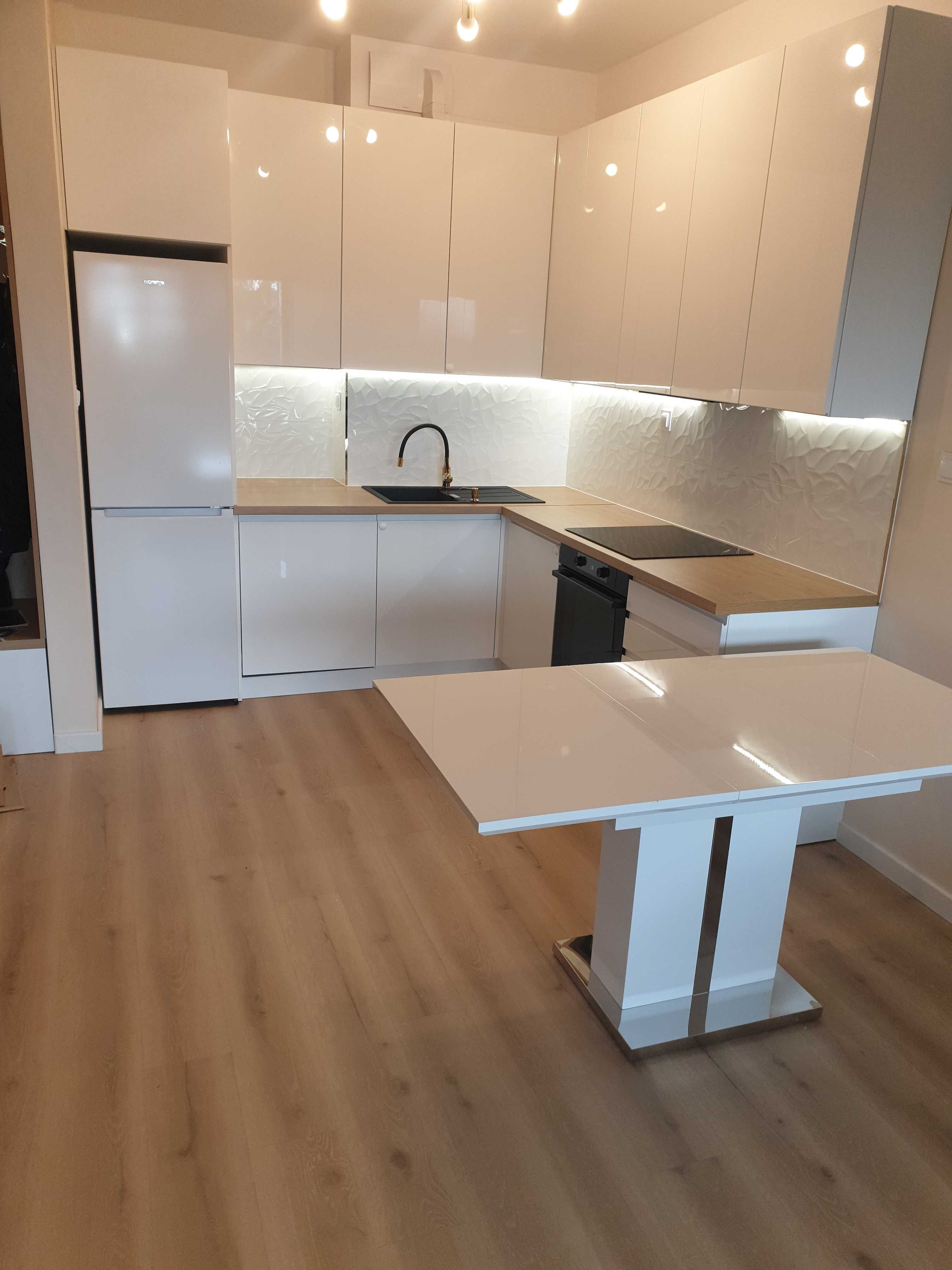W apartamentowcu 50 m, centrum