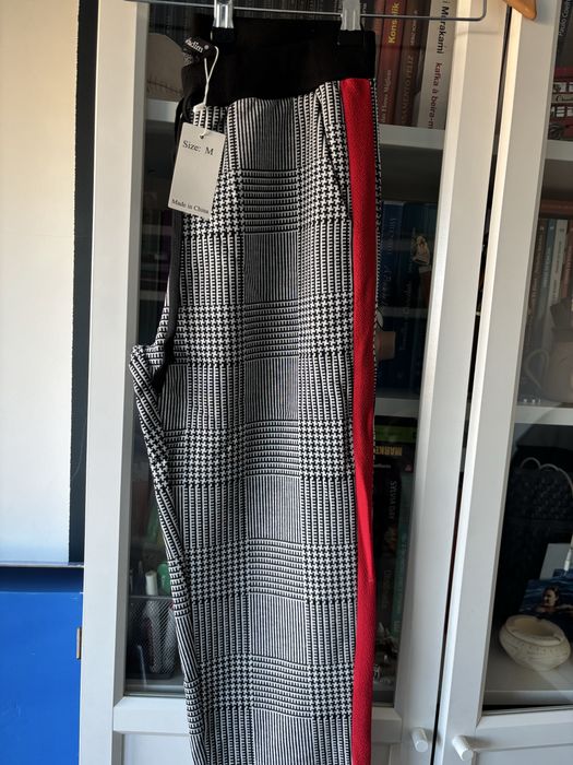 Calcas xadrez com risca vermelho