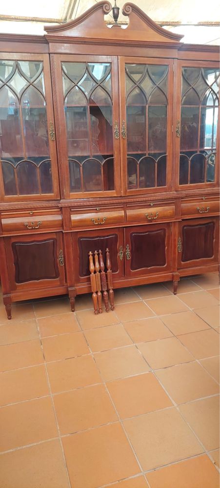 Cristaleira em madeira