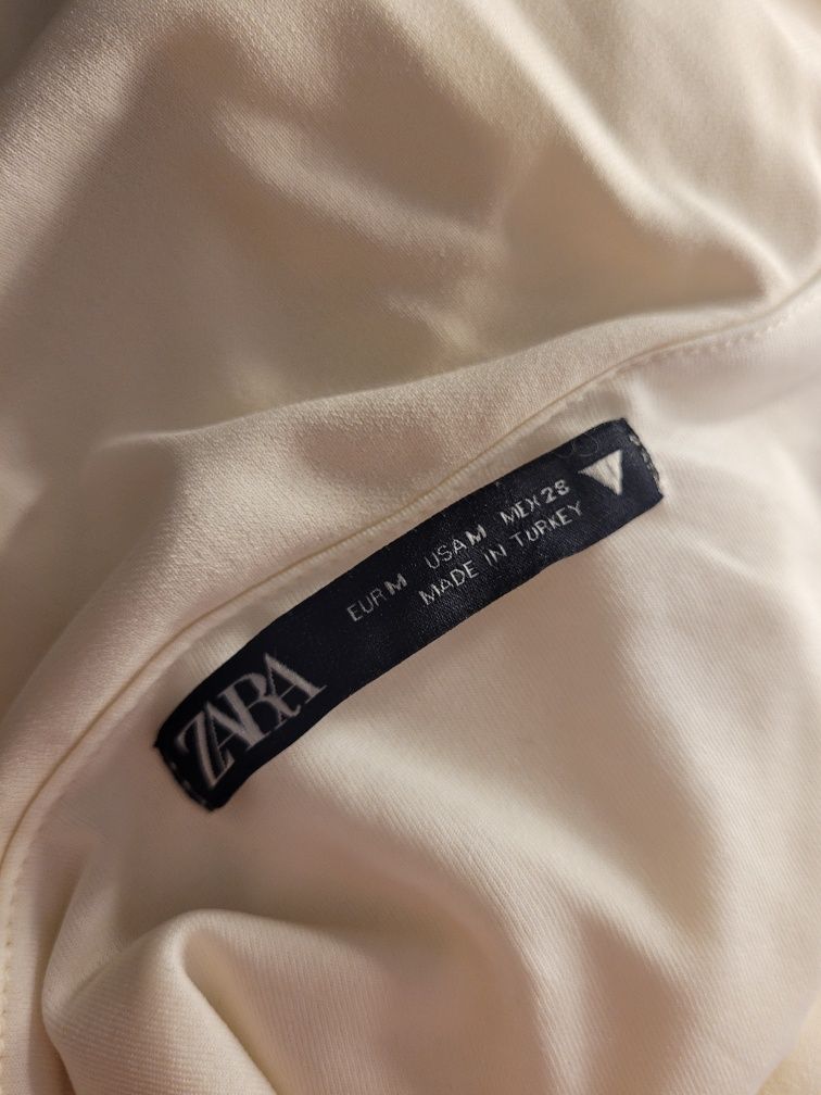 Mini sukienka zara z odkrytymi ramionami i marszczeniem po boku M