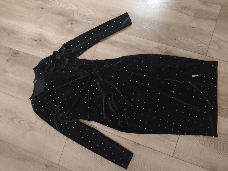 Welurowa sukienka MIDI wyszczupla 40