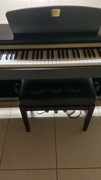 Piano Digital Yamaha Clavinova CLP-320 + Banco ajustável