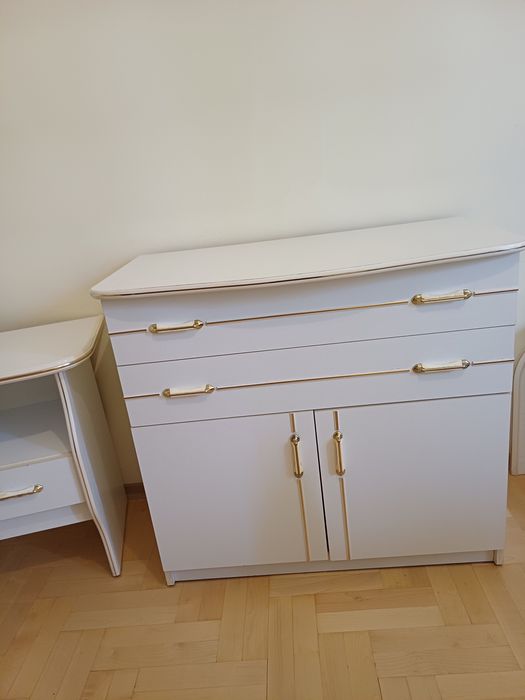 Zestaw białych mebli do sypialni/ pokoju