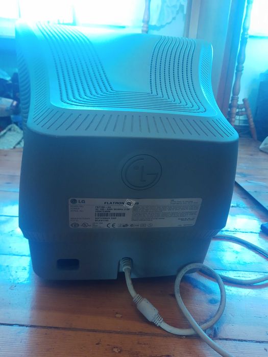 Monitor LG Flatron F700B - CRT kineskopowy 17 cali
