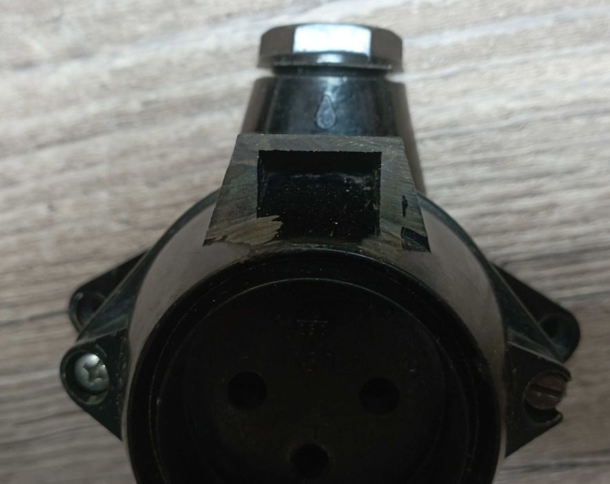 Retro gniazdko i przełącznik z defektami PRL