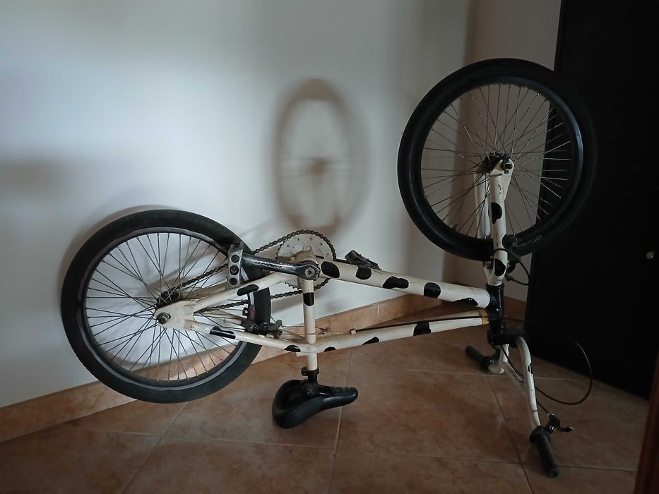 BMX usada, antiga. Peças de marca