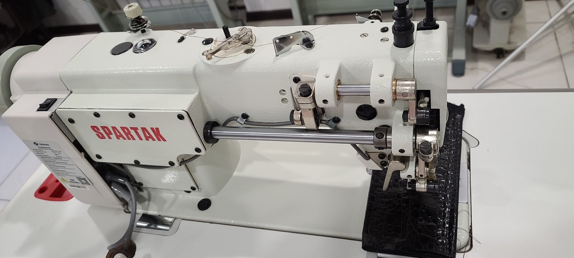 Одноигольная промышленная швейная машина с двойным продвижением ткани