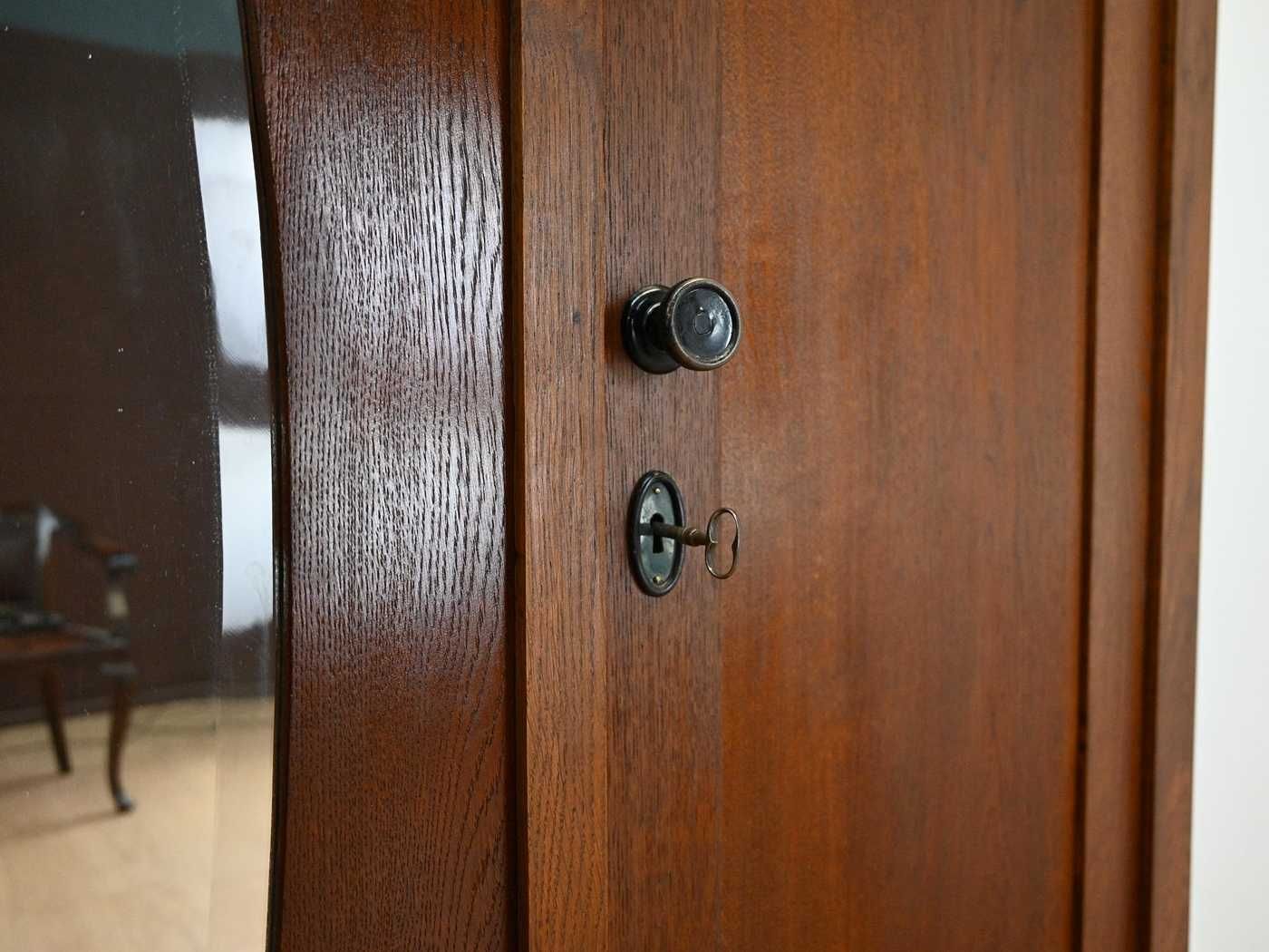 szafa z owalnym lustrem i bieliźniarką 071805
