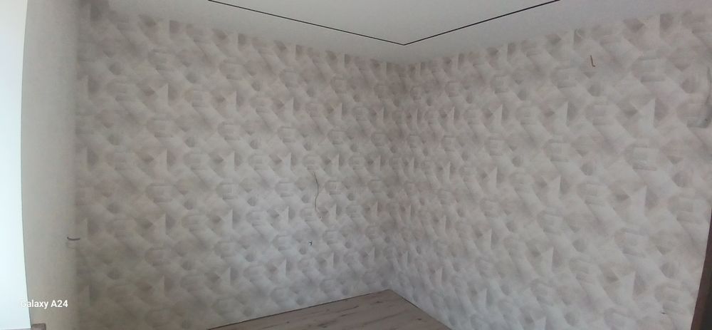 Наклеювання поклейка шпалер