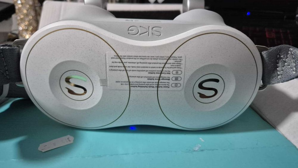 Masażer SKG H7-E na kark z kompresem i czerwonym światłem - biały