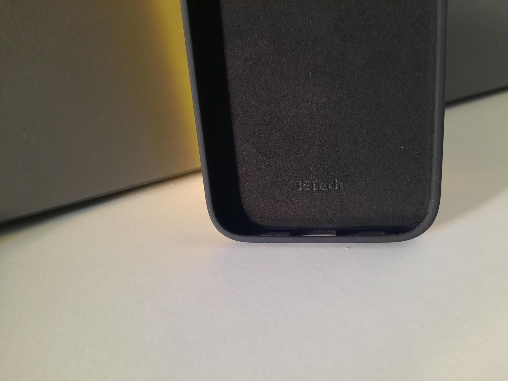Etui na IPhone 13 pro  z mikrofibrą