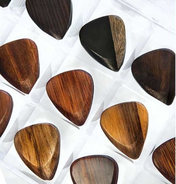 Timber Tones zestaw 54 drewnianych kostek gitarowych
