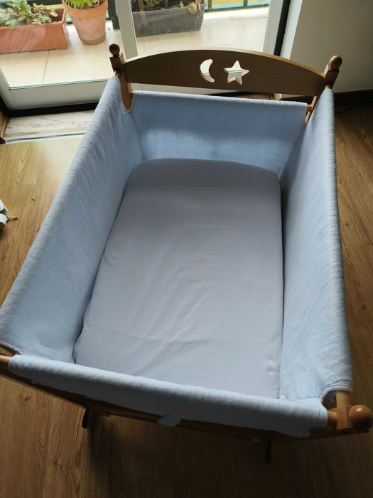 Berço de bebé de madeira