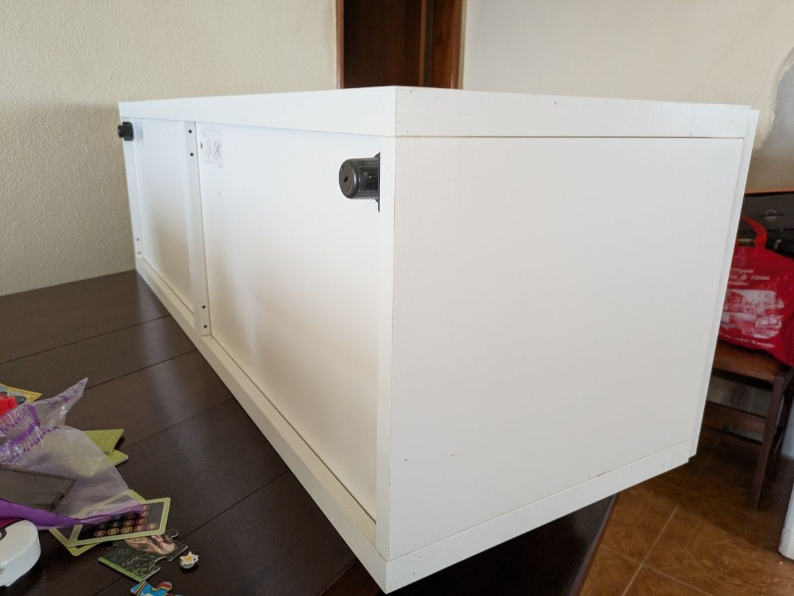 Estante IKEA Besta c/ prateleira vidro