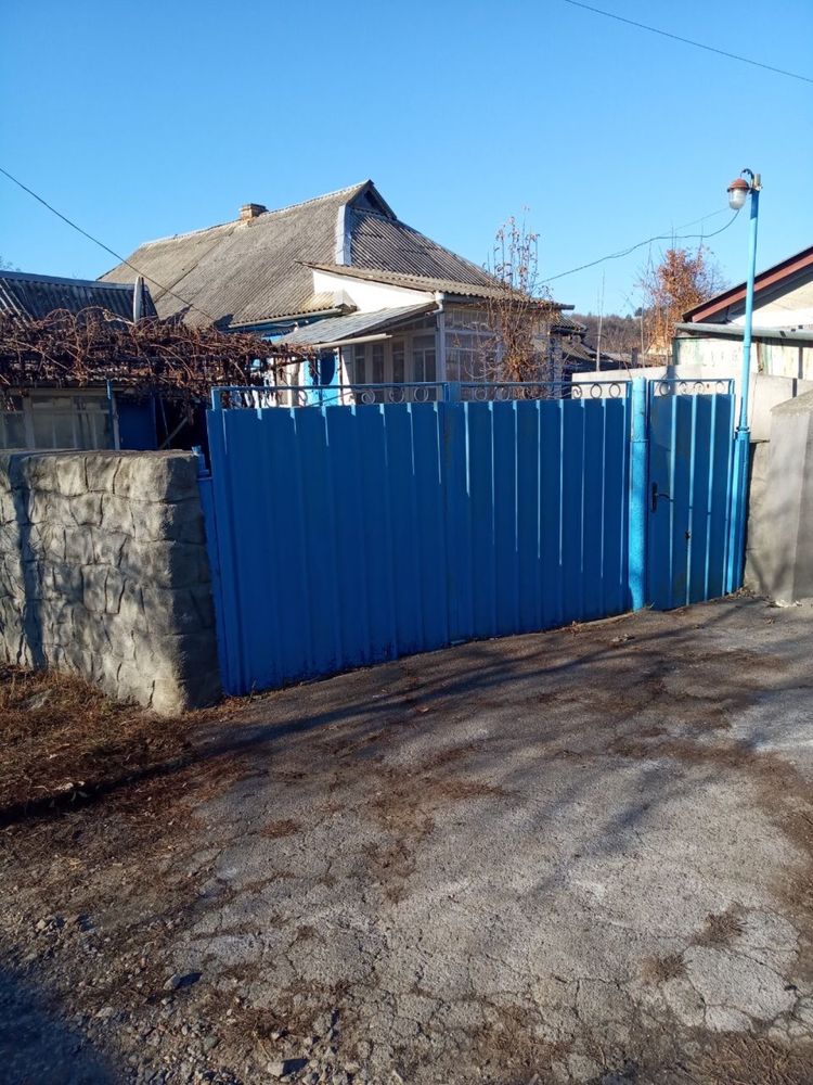 Господарський, охайник будинок в селі Яришів