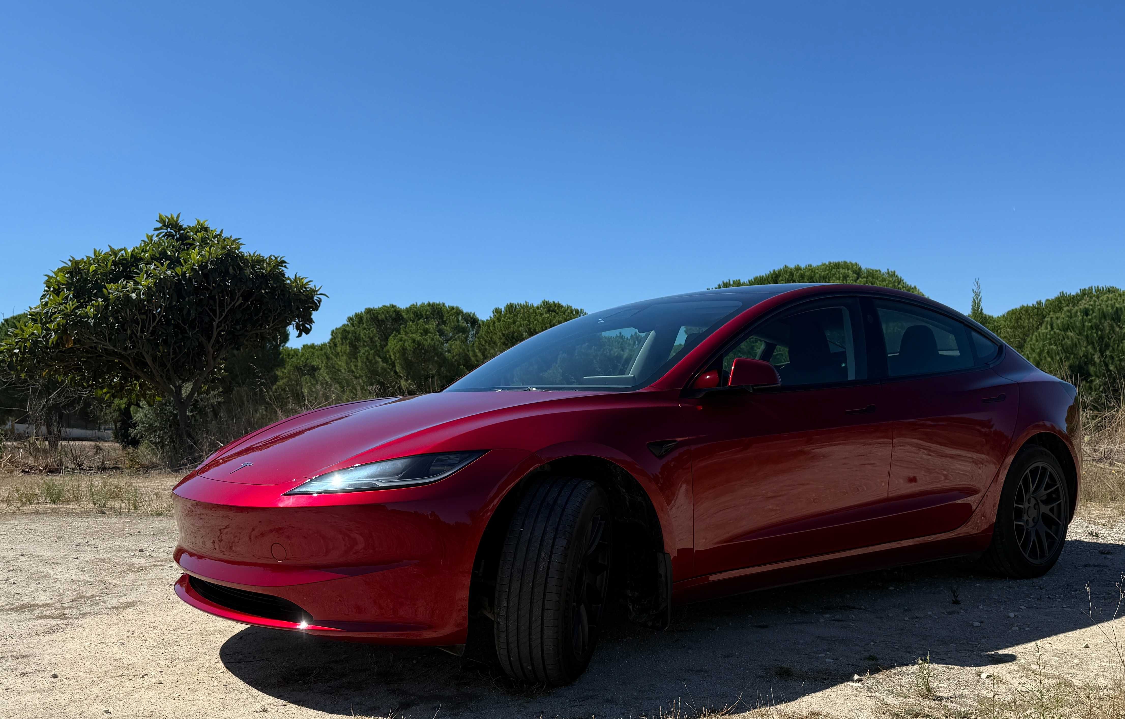 Tesla Model 3 vermelho com engate de reboque e 7.050 km