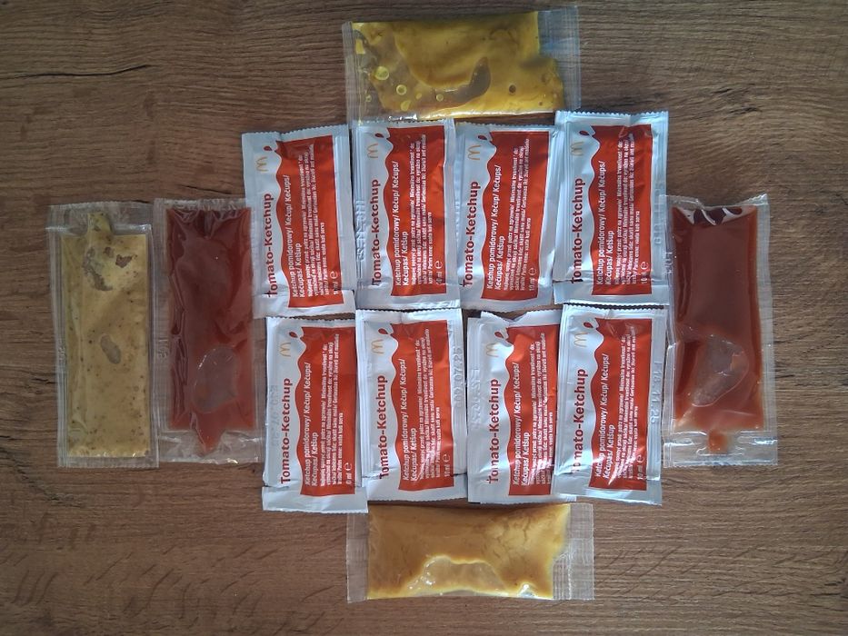 10 saszetek ketchupu+2 musztardy+1 sos