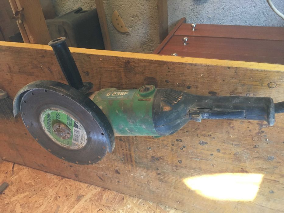 Rebarbadora 230mm HITACHI G23SF