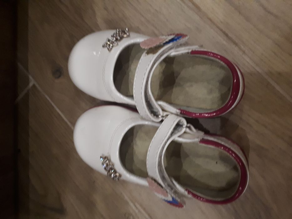 Туфлі білі нарядні на дівчинку 24 розмір