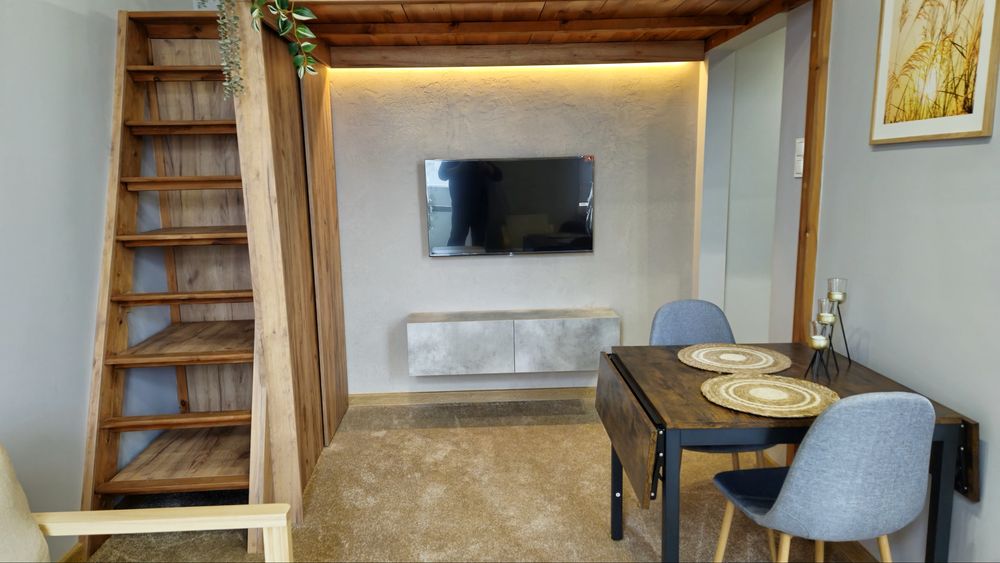 Nowoczesna kawalerka z antresolą w bloku z cegły na zamkniętym terenie