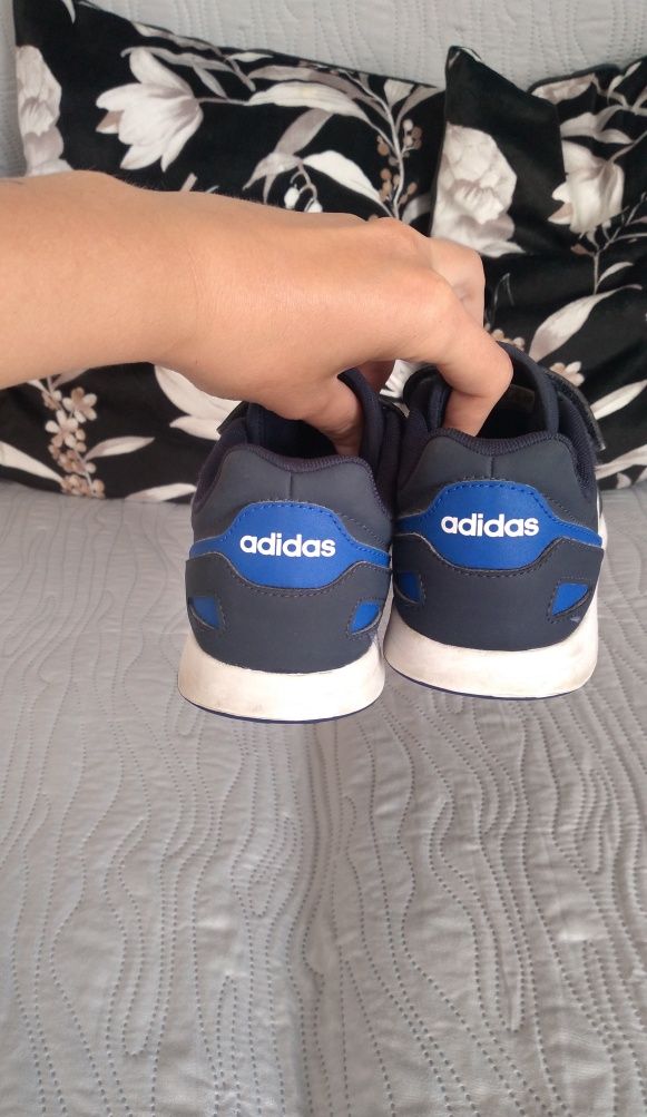 Dzieciece buty marki adidas na rzepy 34