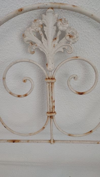 Cama de ferro antiga, de solteiro, vintage para desocupar