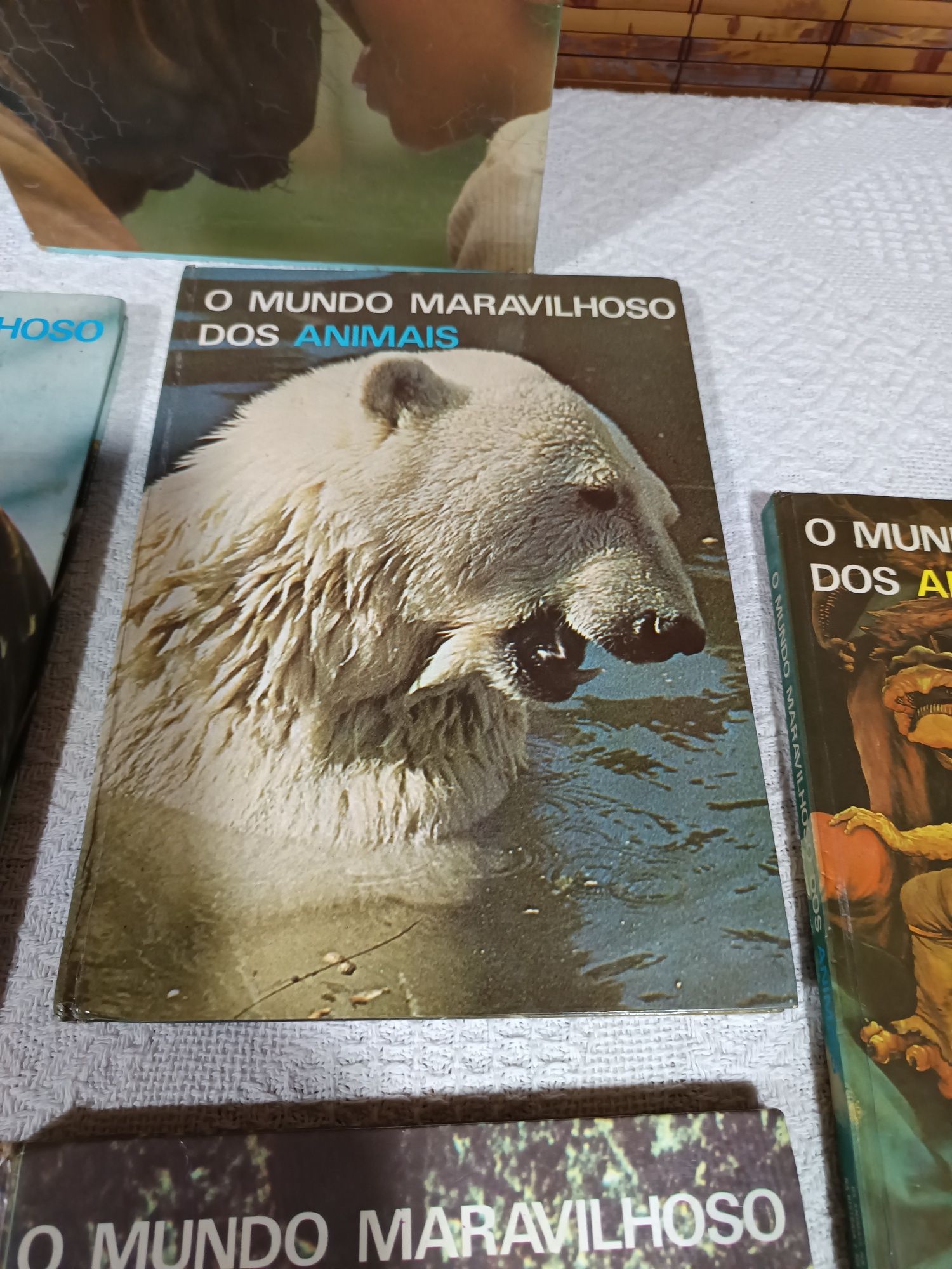 Colecção antiga  de  5 livros" o mundo maravilhoso dos animais"