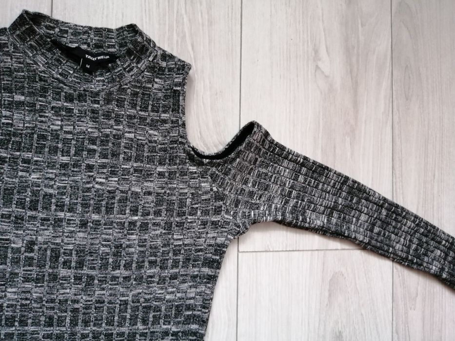 ZMYsłowa sukienka midi podkreślająca figurę z odkrytymi ramionami