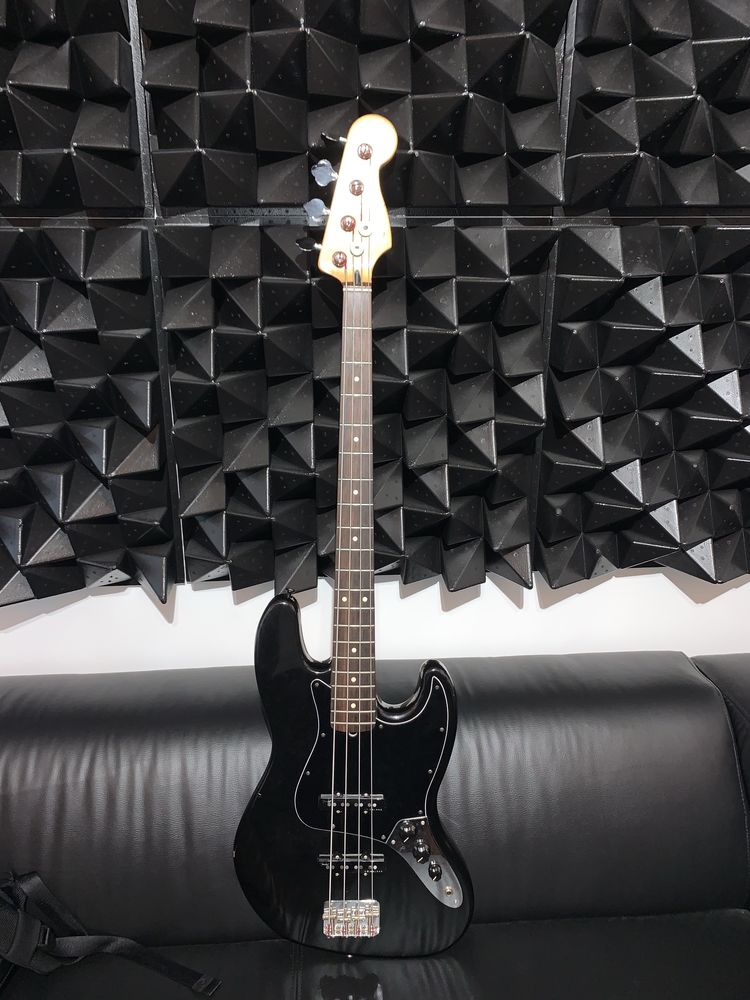 Fender Jazz Bass com Fender Deluxe Molded Case
