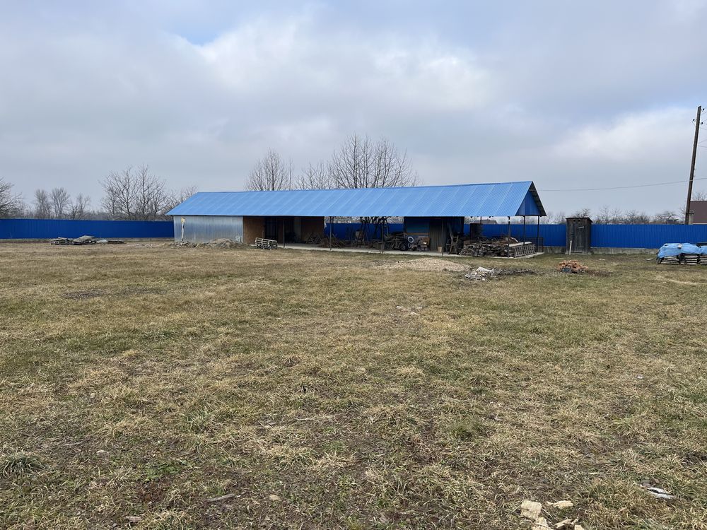 Продам 1га землі з складами і хатою