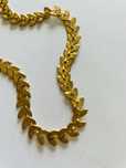 Colar dourado em aço