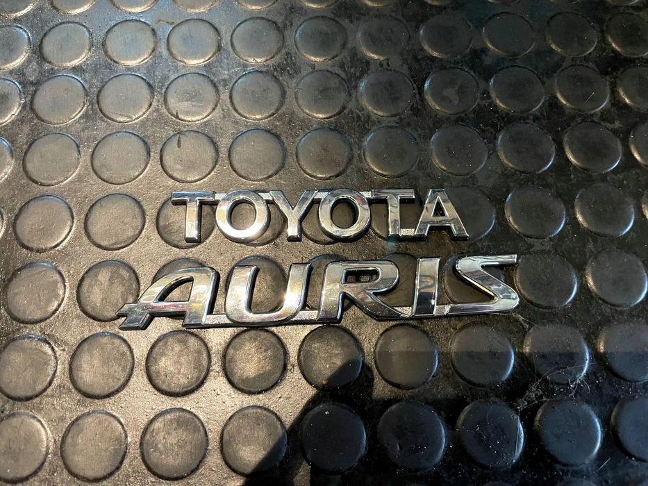 Emblemat znaczek znaczki TOYOTA AURIS II