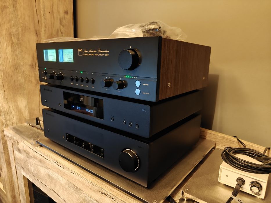 NAD C 3050 wzmacniacz zintegrowany wskaźniki VU