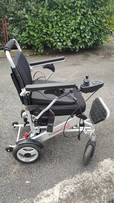 Elektryczny wózek inwalidzki Freedomchair A06