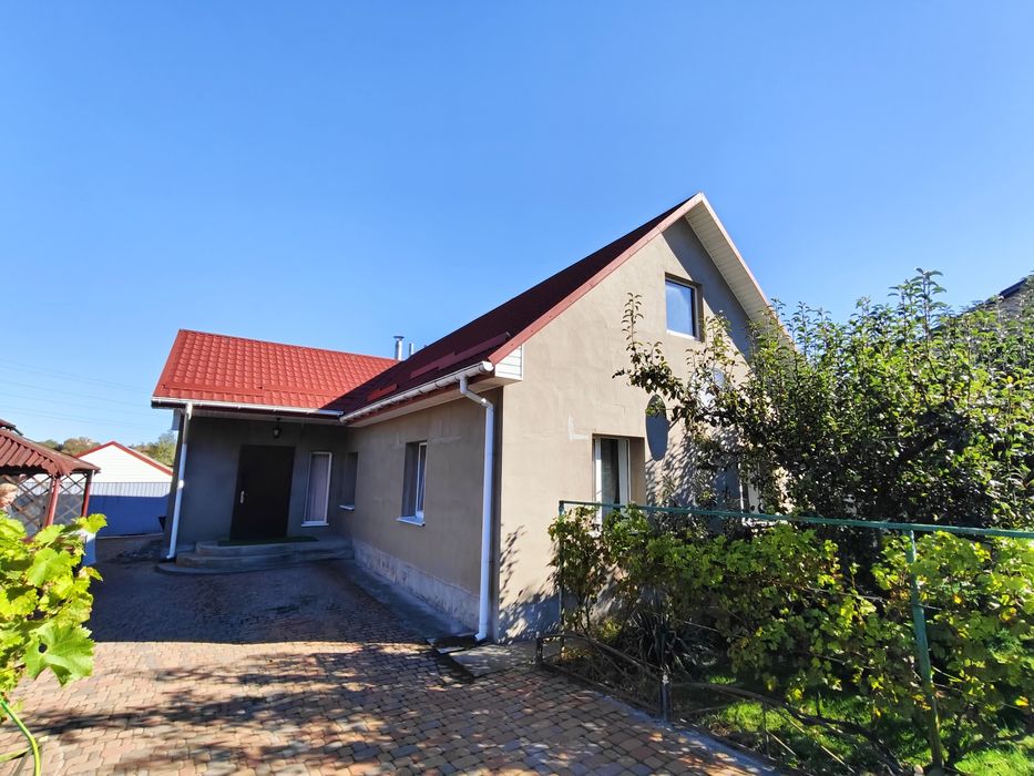 Продається затишний цегляний будинок