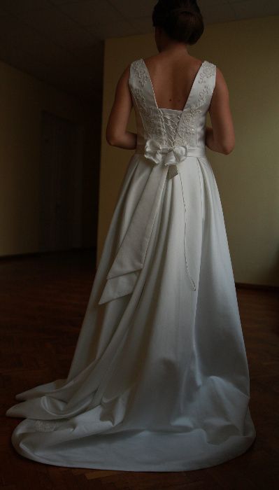 Новое атласное свадебное платье в Одессе