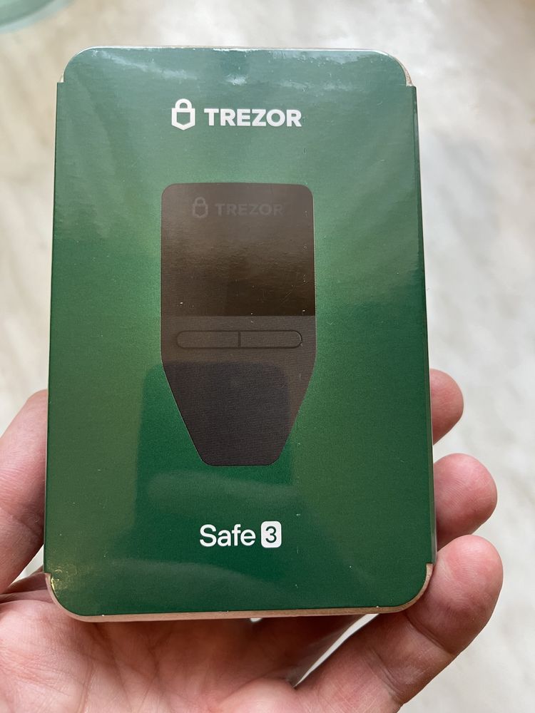 Криптокошелек TREZOR Safe 3