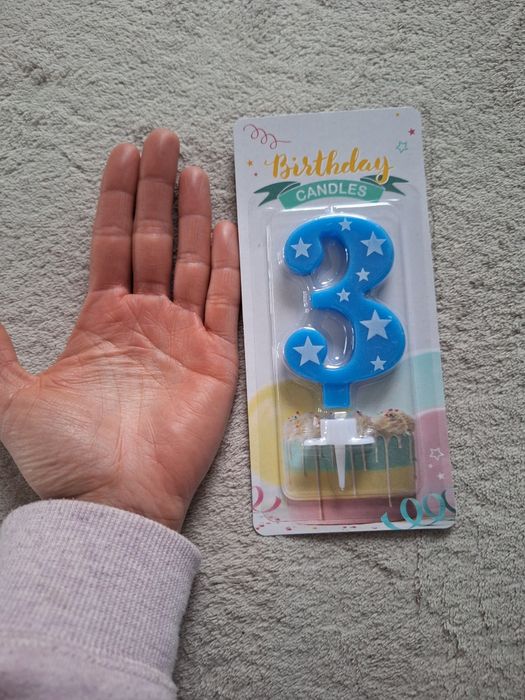 Nowa świeczka urodzinowa z cyfrą 3 na tort.