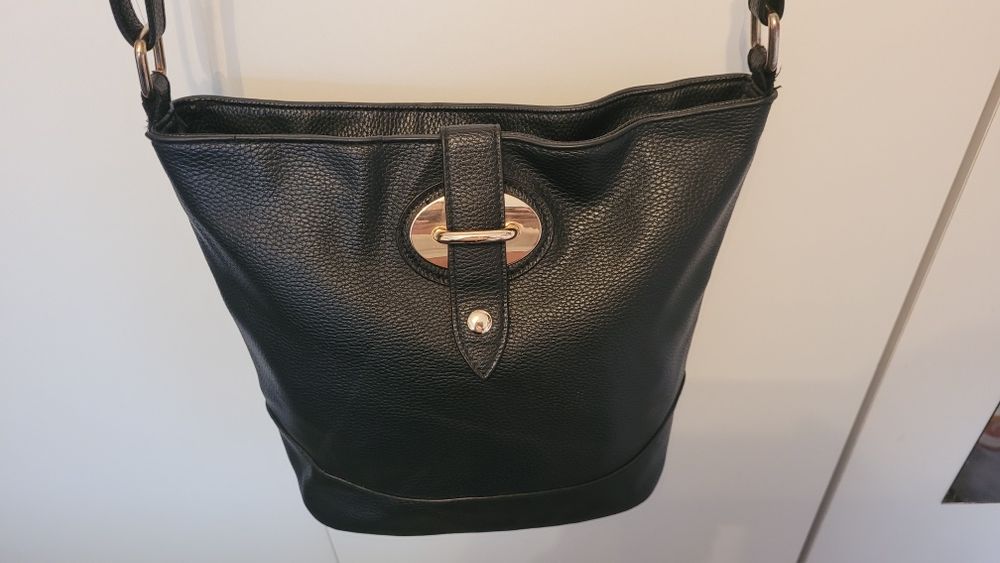 Czarna torebka na ramię średniej wielkości listonoszka