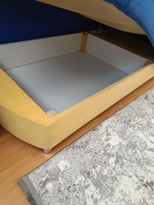 Диван  з нішою для речей.