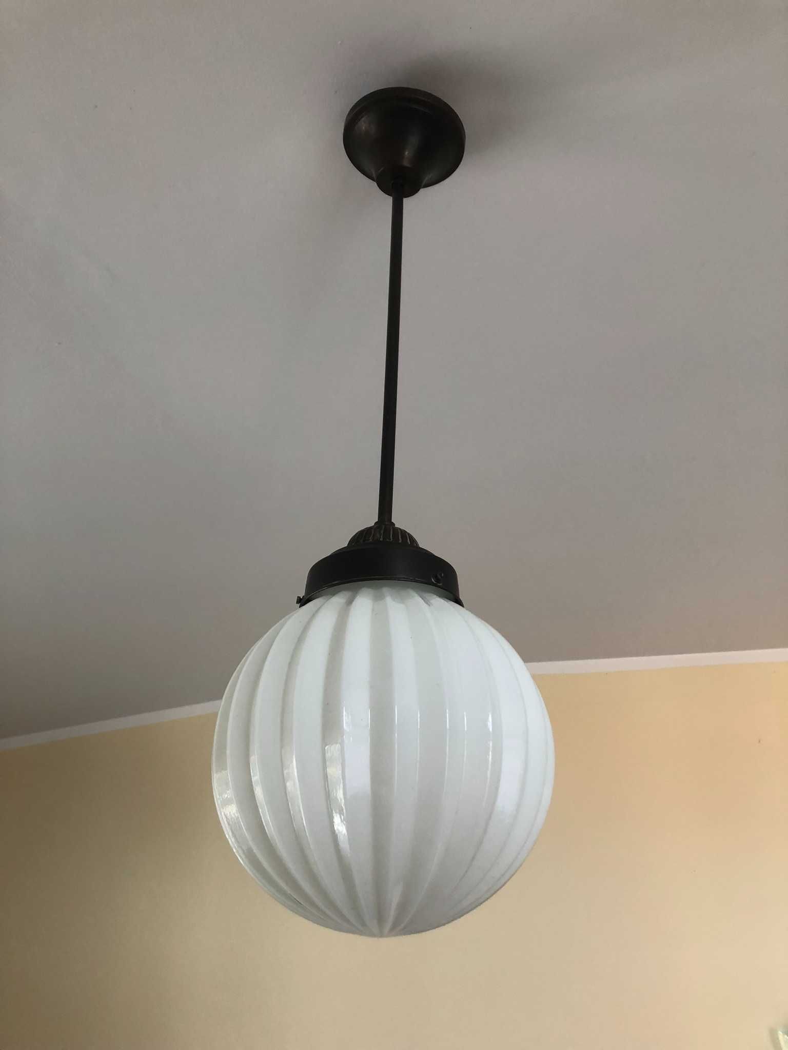Stara lampa mosiężny żyrandol biała kula