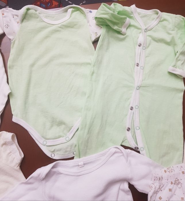 Дитячі речі для новонароджених.